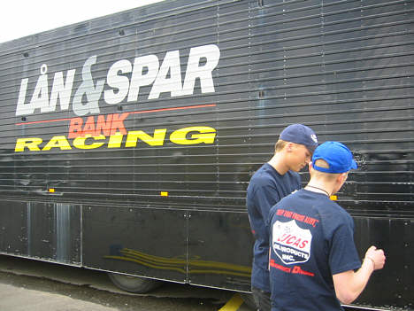 Mark & Kim taler taktik & teknik lige før søndagens løb.
(Foto: Lån & Spar Bank Racing)